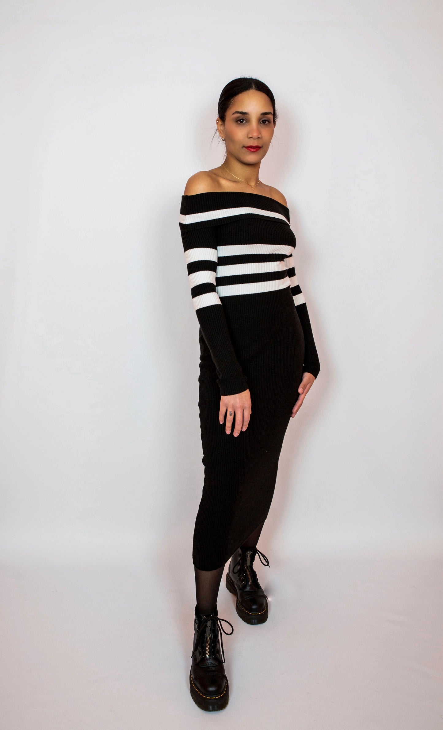 Robe noire à rayures