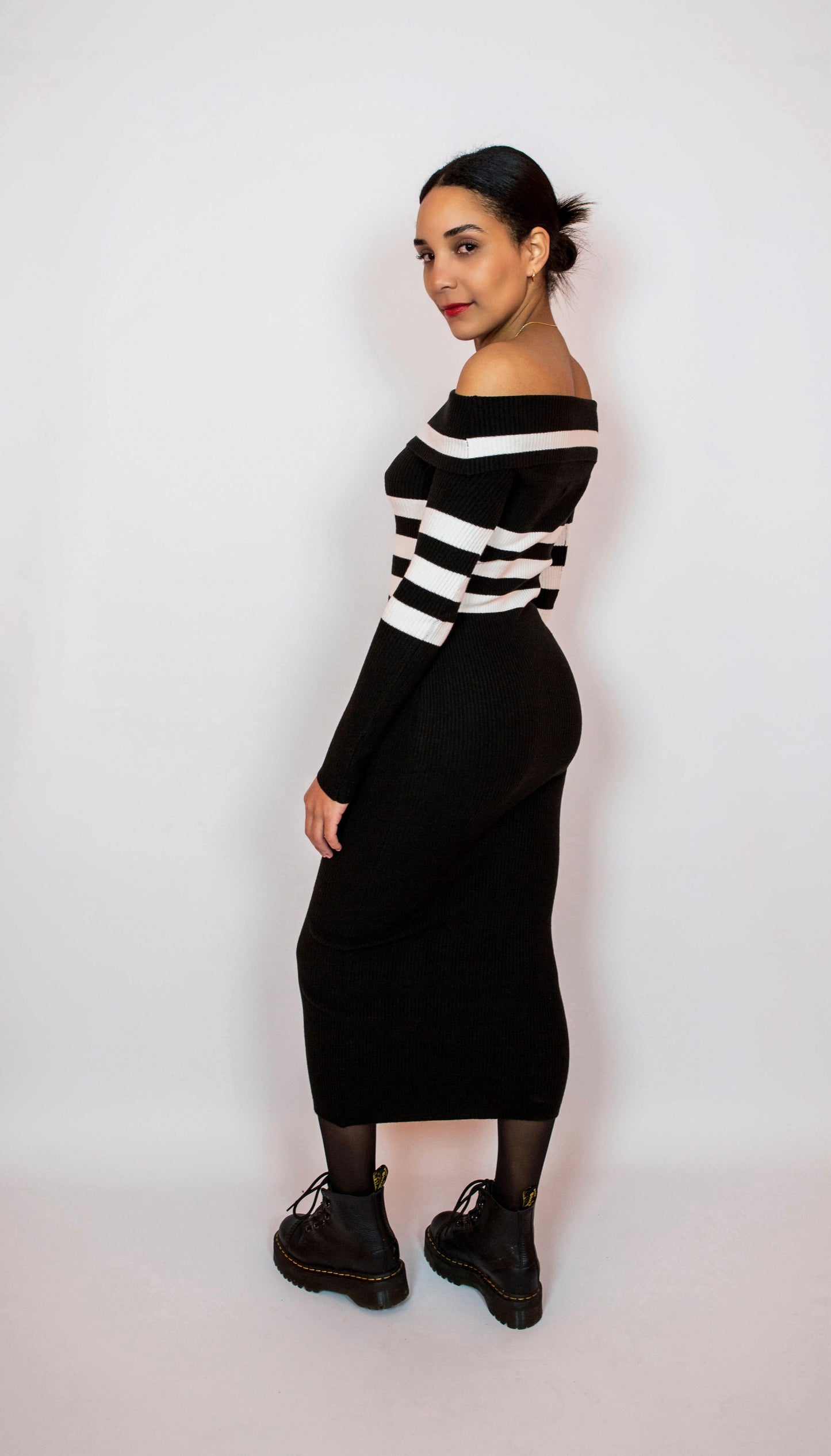 Robe noire à rayures