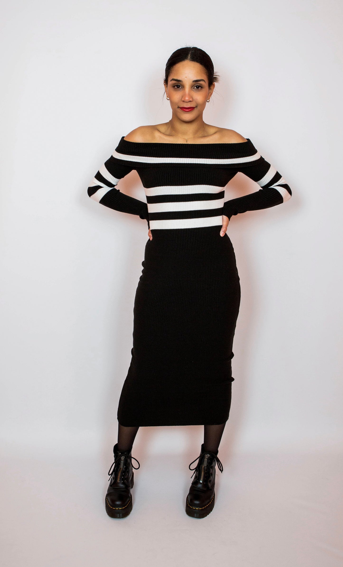 Robe noire à rayures
